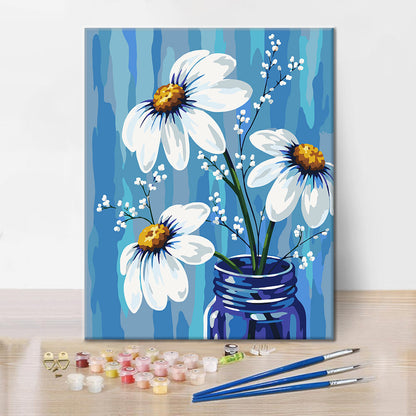Weiße Gänseblümchen in einer blauen Vase – Malen nach Zahlen